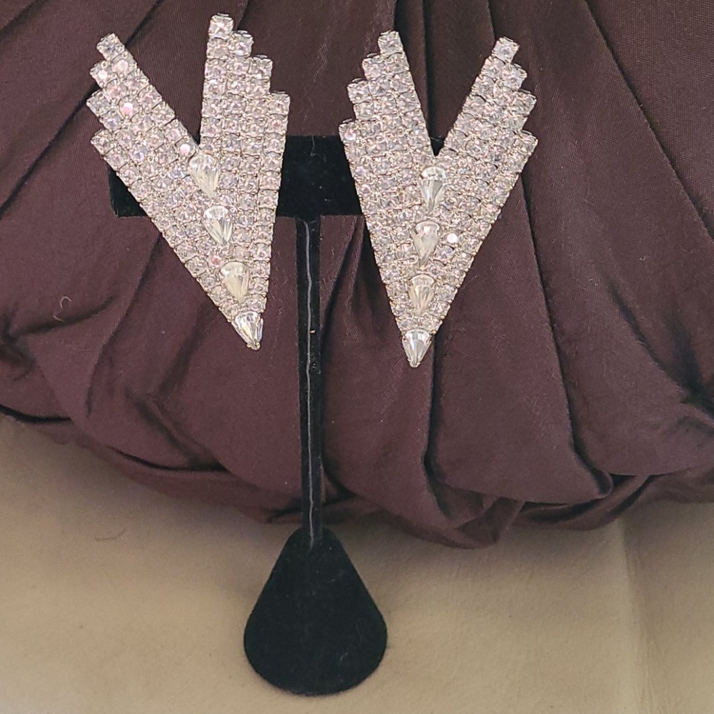 VINTAGE RHINESTONE CLIP EARRINGS IN MINT CONDITION